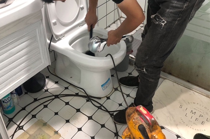 西乡塘疏通下水道