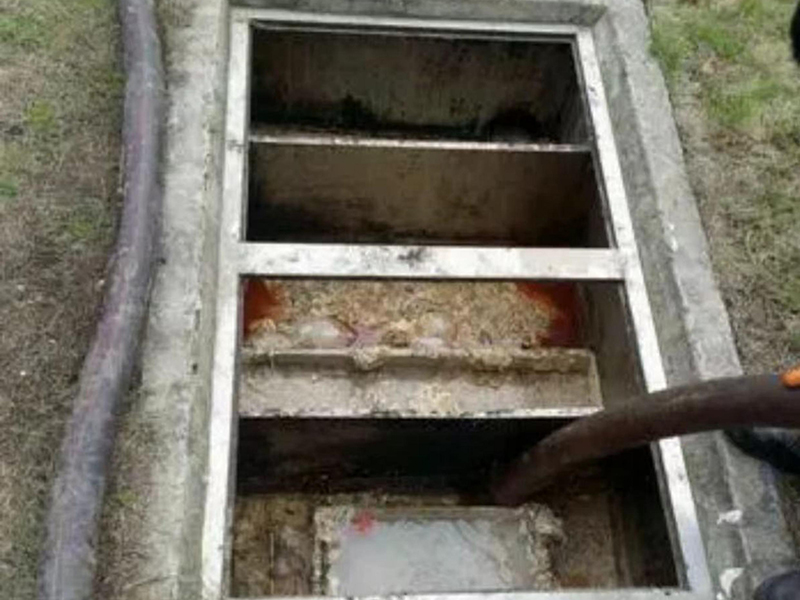 西乡塘隔油池清理