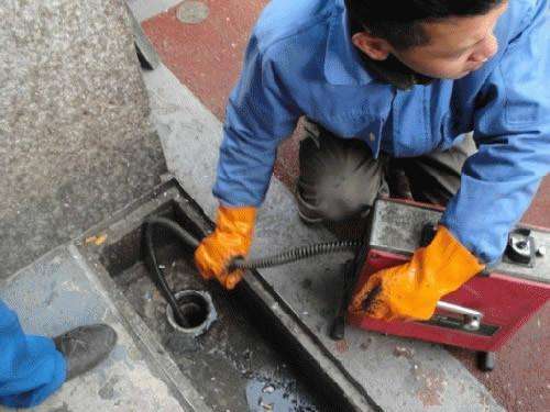 西乡塘疏通下水道