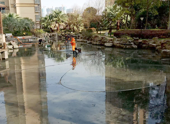 西乡塘景观池淤泥清理