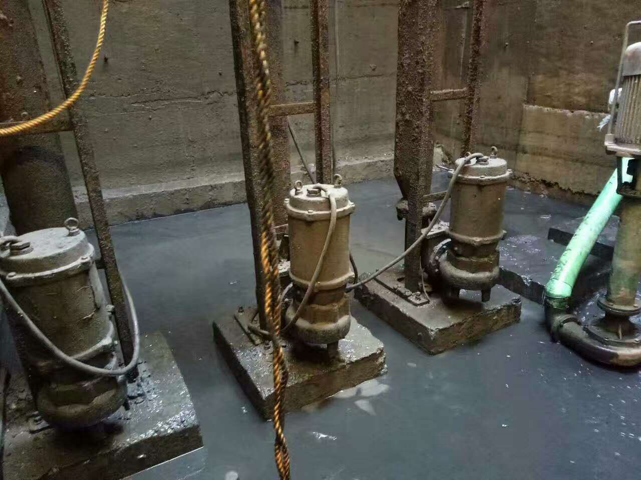 西乡塘污水池清理