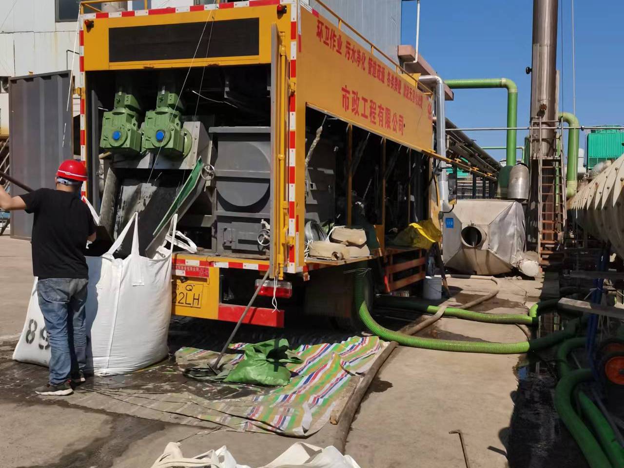 西乡塘淤泥压干处理