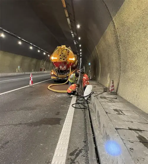 西乡塘隧道排水渠清淤